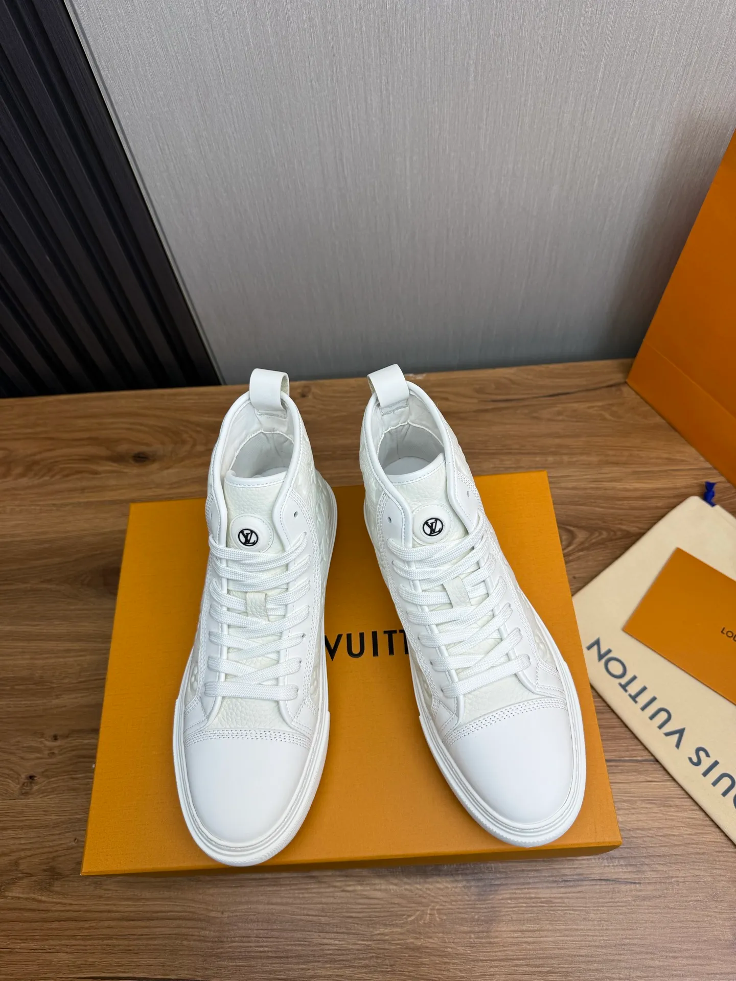 Men's shoes 💰840💰 LOUIS VUITTON [Luden Yiwei] The new trendy Lv is on the market 🎁, casual and fashionable men's shoes 👟 1:1 shipment ⬆️The upper is made of imported cowhide + cowhide mesh lining, the original wear-resistant rubber outsole, the version is simple and elegant, exclusive for trendy men. 38-45 (38.45 is non-refundable if made to order)